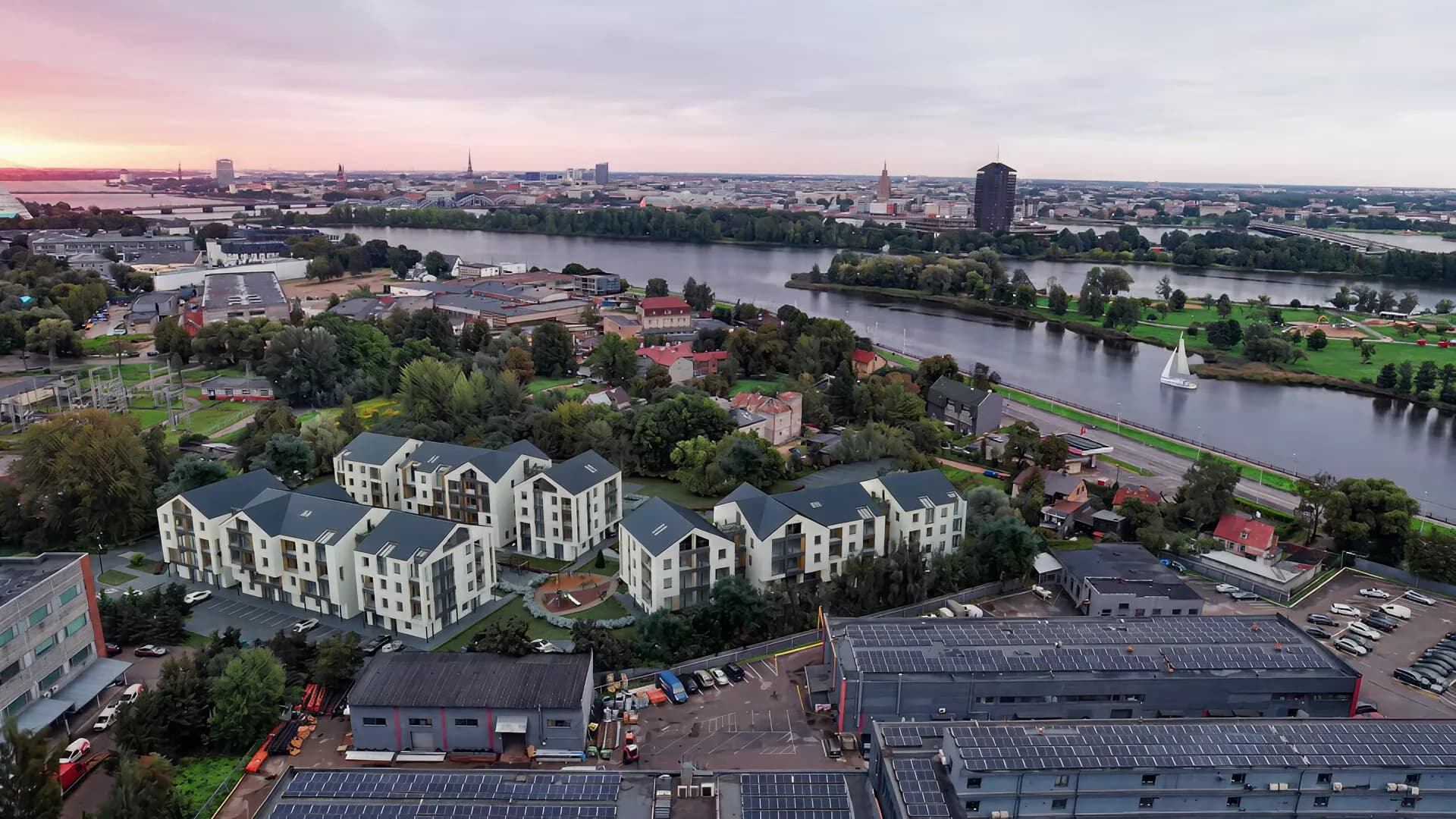 Buru Kvartāls krēslā pie Daugavas